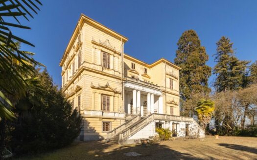 HISTORIC VILLA WITH PARK LAKE CANDIA